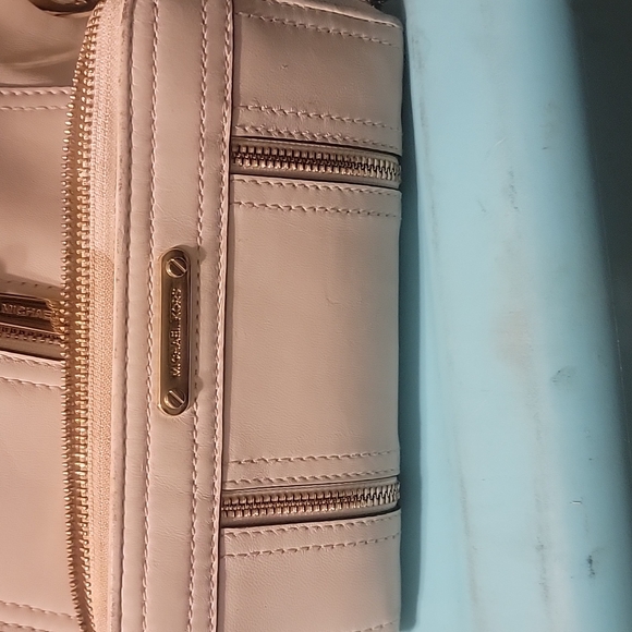 Micheal  kors used purse and wallet - Picture 9 of 12